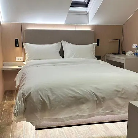 Kimmiy Garni Attic Near Airport Belgrad