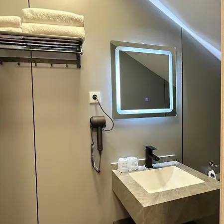 Kimmiy Garni Attic Near Airport Hotel Belgrado