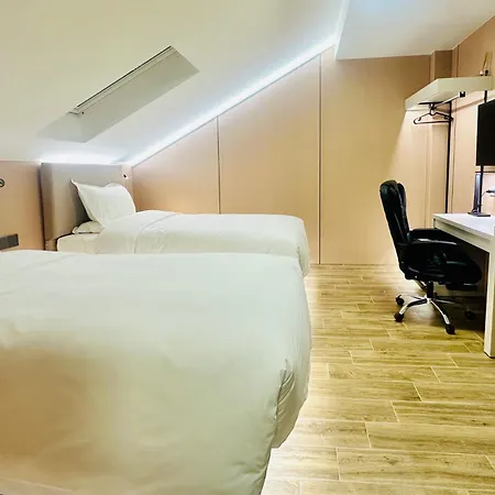 Hotel Kimmiy Garni Attic Near Airport Belgrad