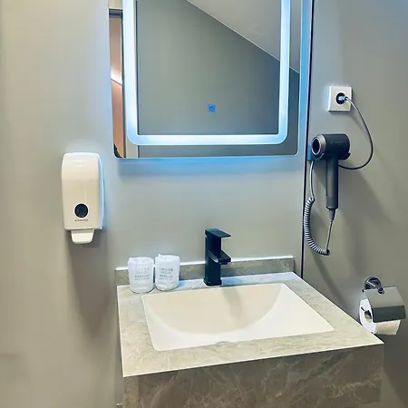 Hotel Kimmiy Garni Attic Near Airport Belgrad